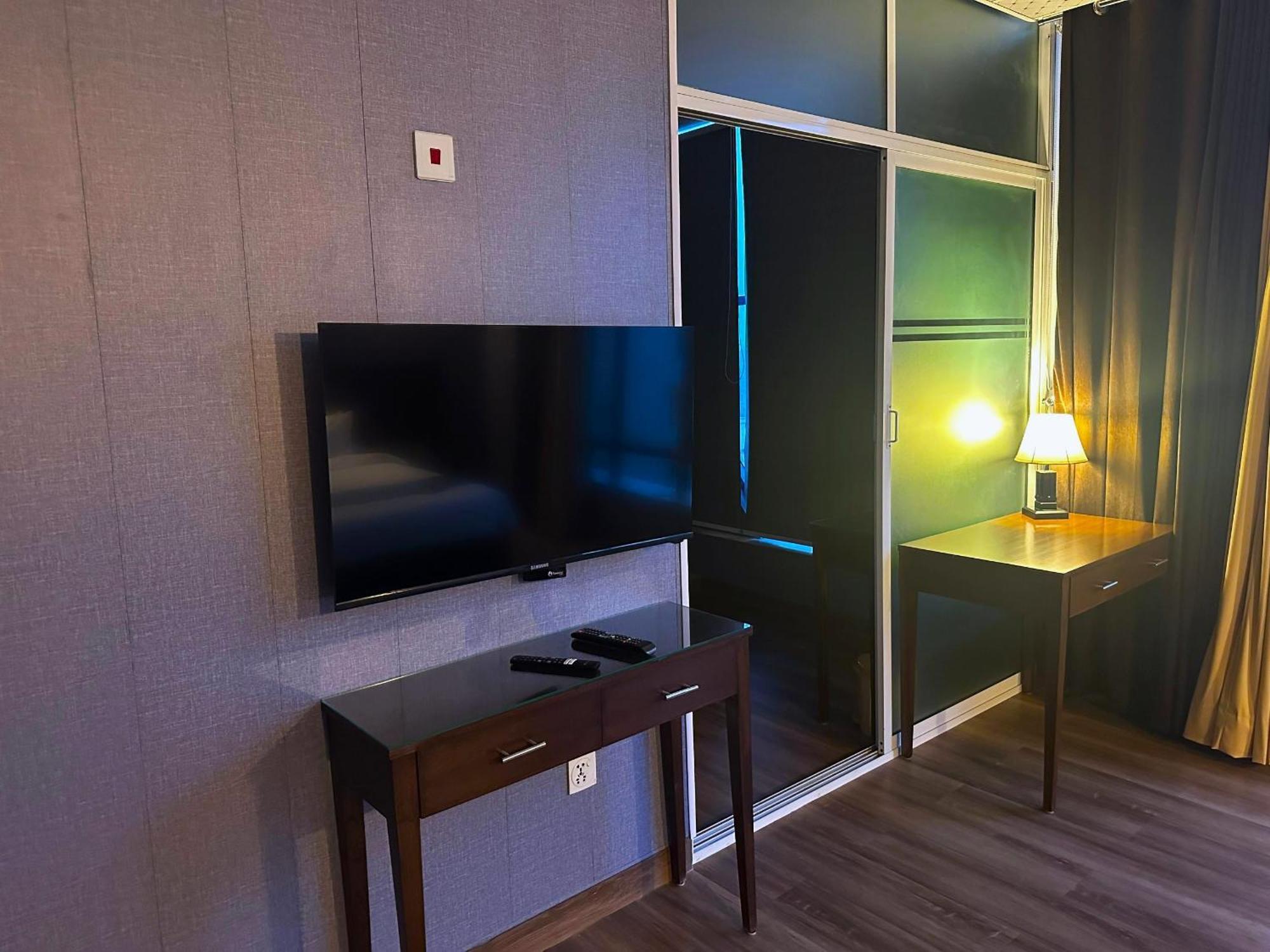 Luxury Apartment In Dha Phase 8, Near Allama Iqbal International Airport Lahore Eksteriør billede