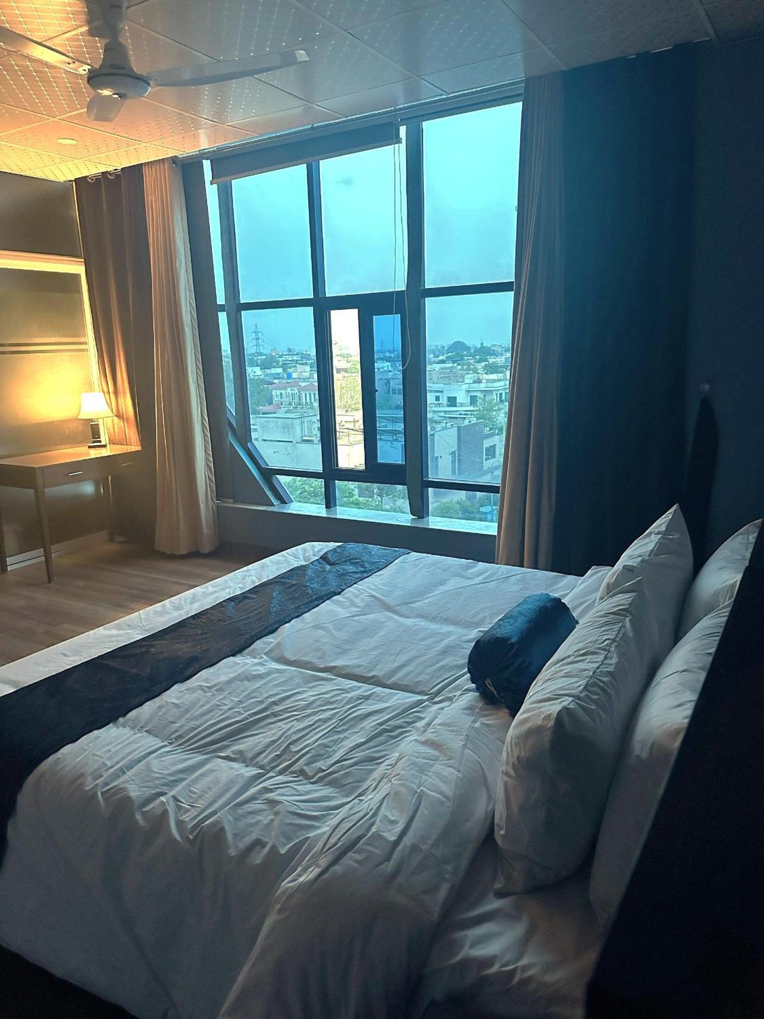 Luxury Apartment In Dha Phase 8, Near Allama Iqbal International Airport Lahore Eksteriør billede